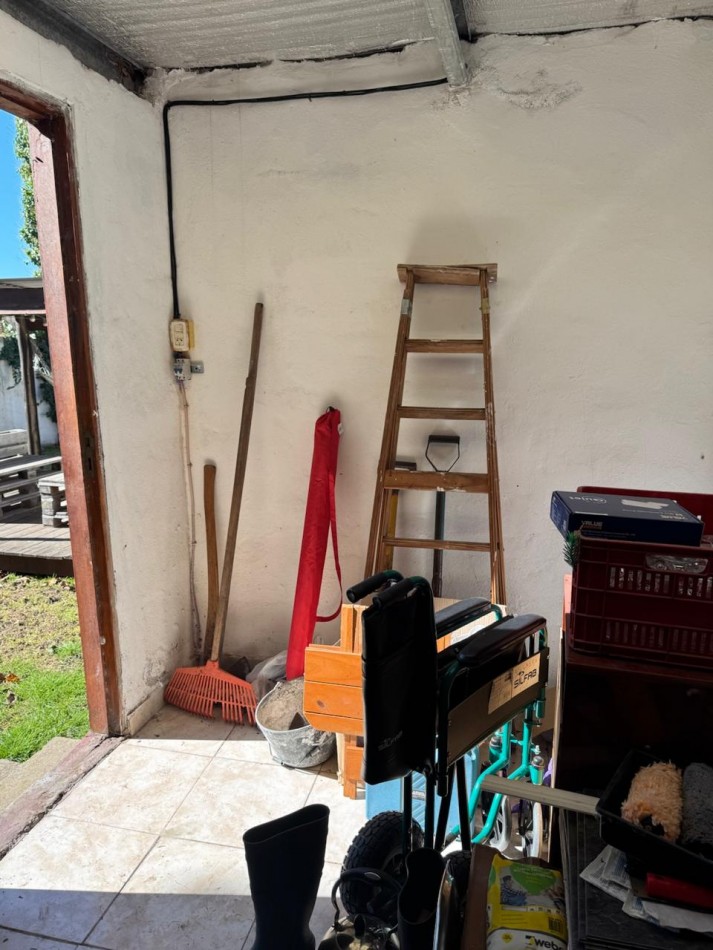 CHALET DE 3 AMBIENTES CON PARQUE, GARAJE Y GALPON. APTO CREDITO VENDE Y PERMUTA