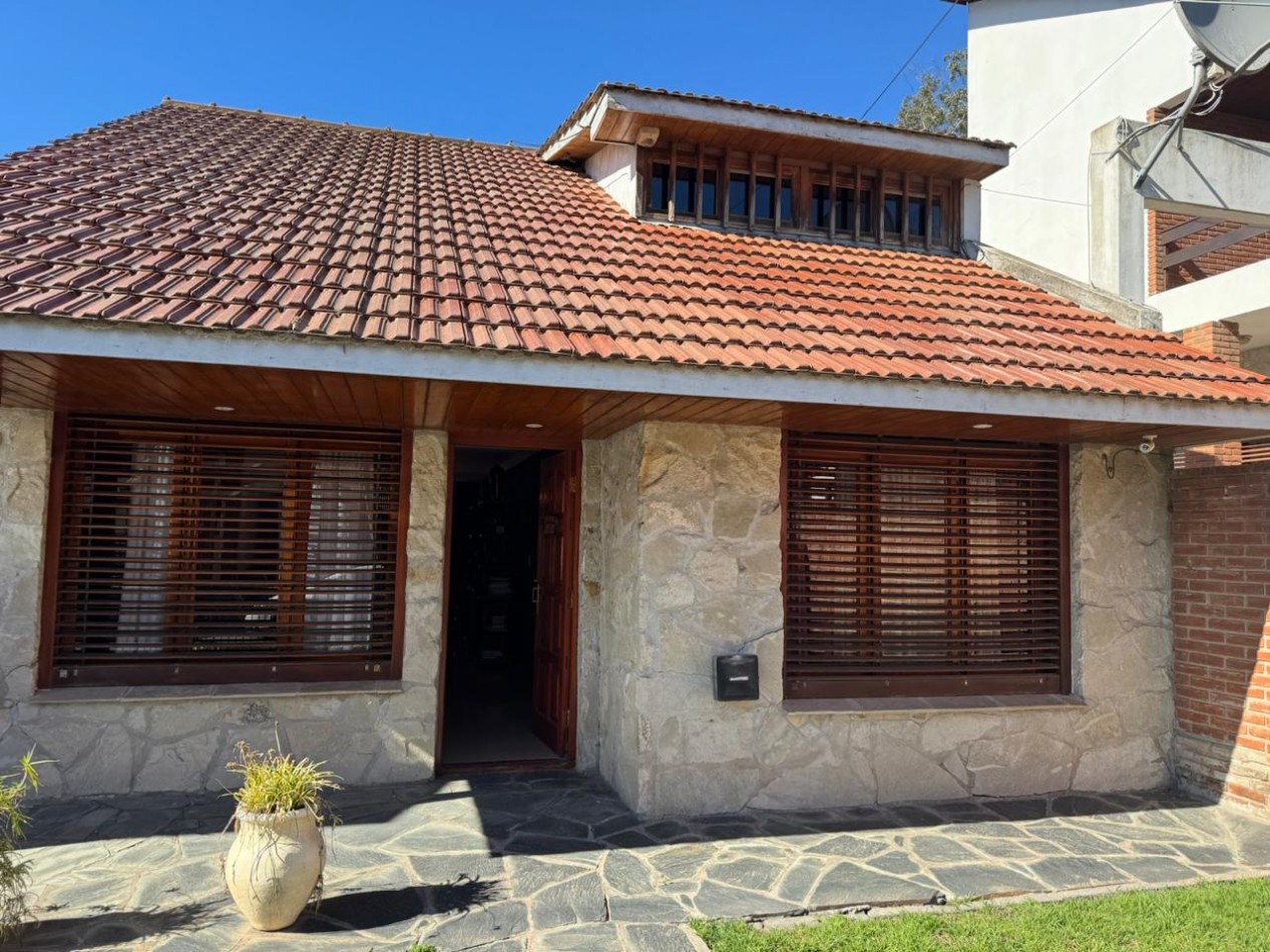 CHALET DE 3 AMBIENTES CON PARQUE, GARAJE Y GALPON. APTO CREDITO VENDE Y PERMUTA