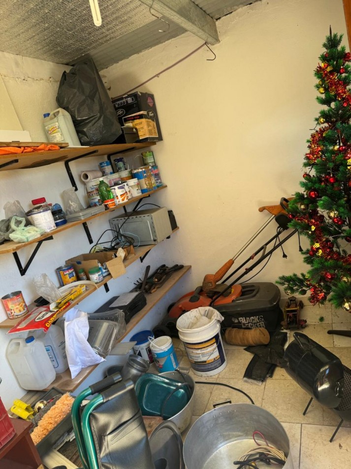 CHALET DE 3 AMBIENTES CON PARQUE, GARAJE Y GALPON. APTO CREDITO VENDE Y PERMUTA