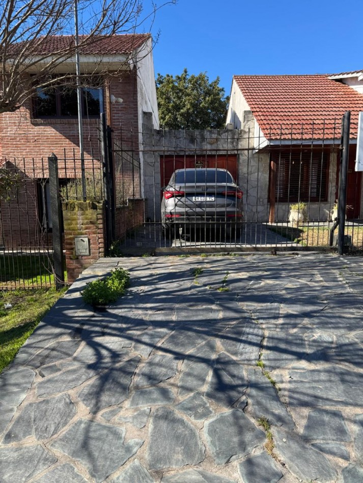 CHALET DE 3 AMBIENTES CON PARQUE, GARAJE Y GALPON. APTO CREDITO VENDE Y PERMUTA