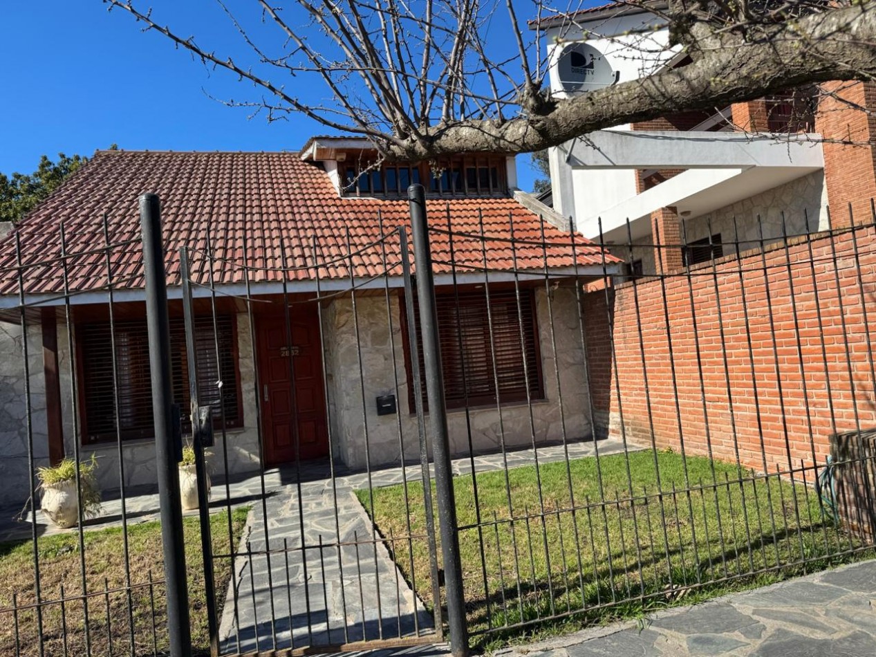 CHALET DE 3 AMBIENTES CON PARQUE, GARAJE Y GALPON. APTO CREDITO VENDE Y PERMUTA