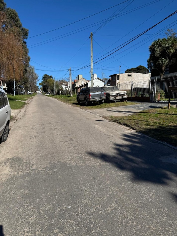 CHALET DE 3 AMBIENTES CON PARQUE, GARAJE Y GALPON. APTO CREDITO VENDE Y PERMUTA