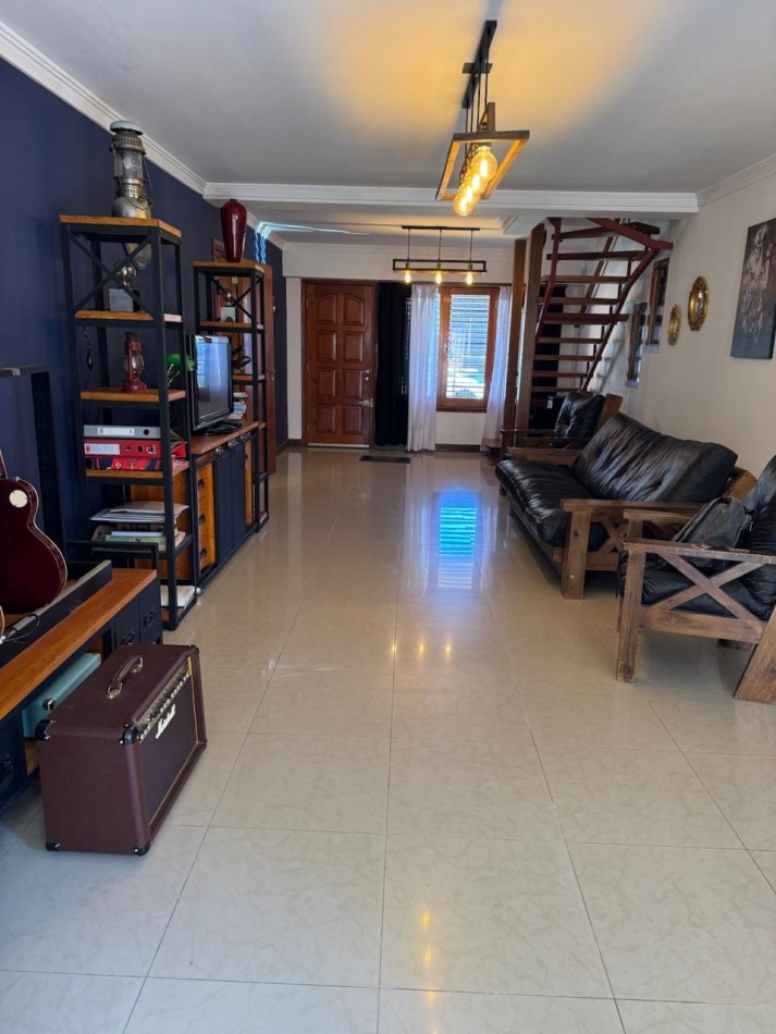 CHALET DE 3 AMBIENTES CON PARQUE, GARAJE Y GALPON. APTO CREDITO VENDE Y PERMUTA