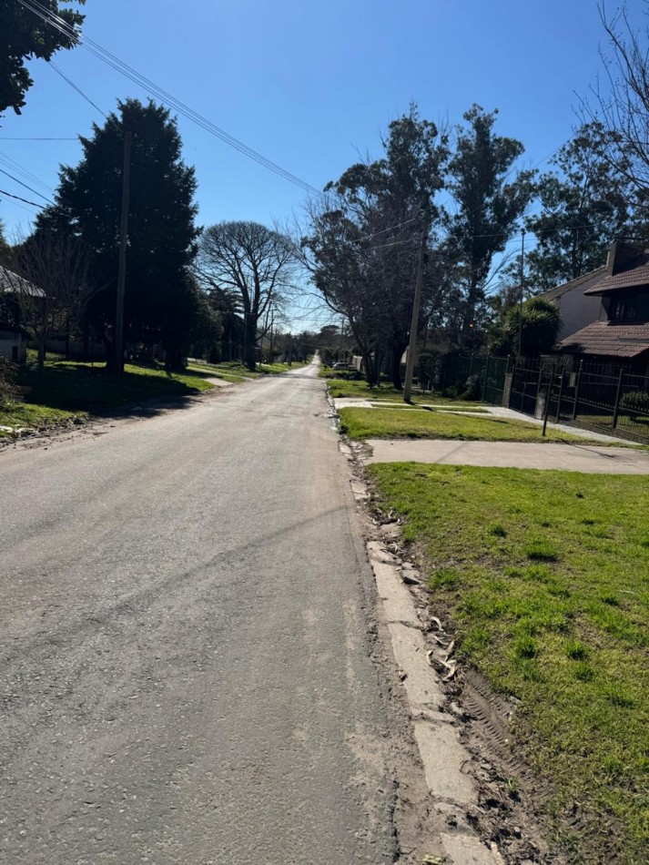 CHALET DE 3 AMBIENTES CON PARQUE, GARAJE Y GALPON. APTO CREDITO VENDE Y PERMUTA