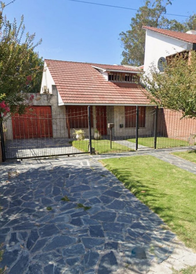 CHALET DE 3 AMBIENTES CON PARQUE, GARAJE Y GALPON. APTO CREDITO VENDE Y PERMUTA