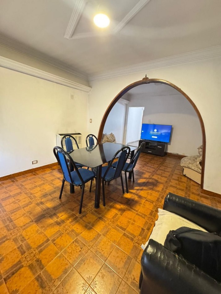 CHALET 4 AMBIENTES CON GARAJE Y QUINCHO SOBRE LOTE DE 234M2 EN VILLA LOURDES