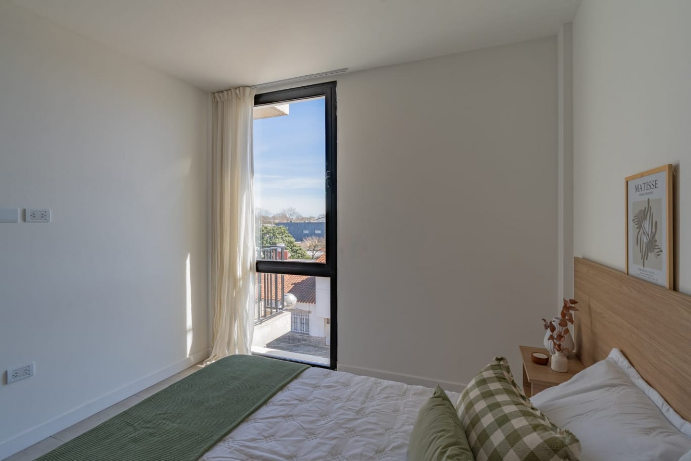 DEPARTAMENTO 2 AMB A LA CALLE CON BALCON Y PARRILLA A ESTRENAR, CON OPCION DE COCHERA