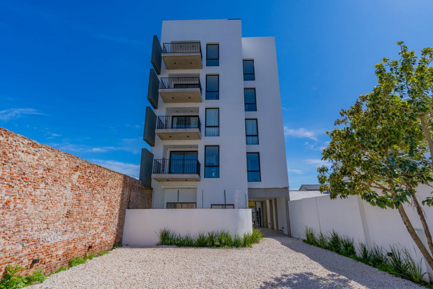 DEPARTAMENTO 2 AMB A LA CALLE CON BALCON Y PARRILLA A ESTRENAR, CON OPCION DE COCHERA