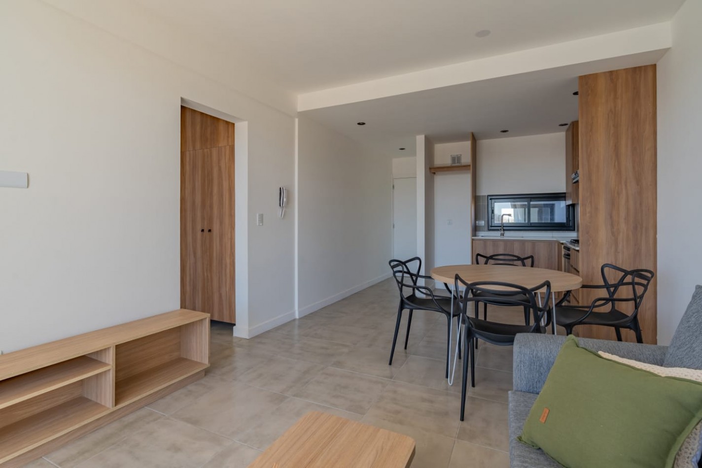 DEPARTAMENTO 2 AMB A LA CALLE CON BALCON Y PARRILLA A ESTRENAR, CON OPCION DE COCHERA