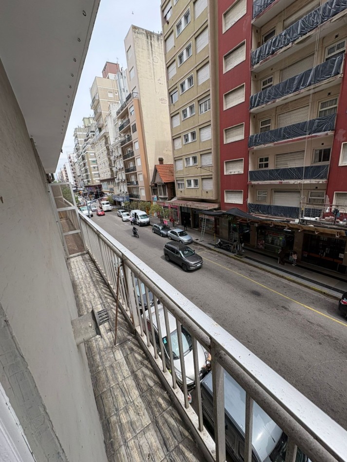 DEPARTAMENTO 2 AMB CON BALCON SALIENTE A LA CALLE, A 250 MTS. DE LA PLAYA. APTO CREDITO