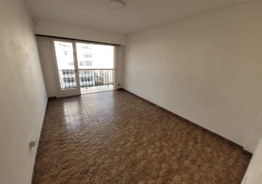 DEPARTAMENTO DE 2 AMBIENTES A LA CALLE CON BALCON SALIENTE