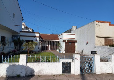 CASA 3 AMBIENTES CON GARAJE Y PARQUE,  A RECICLAR PARCIALMENTE, EN BARRIO SANTA MONICA