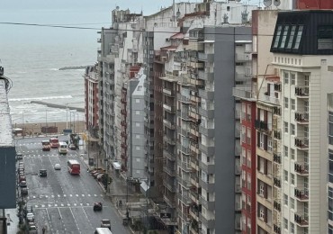 DEPARTAMENTO 3 AMBIENTES A LA CALLE CON BALCON Y VISTA LATERAL AL MAR