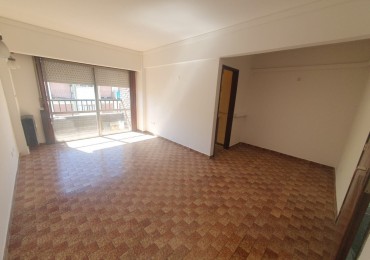 DEPARTAMENTO 3 AMBIENTES CON BALCON A LA CALLE EN ESTADO ORIGINAL