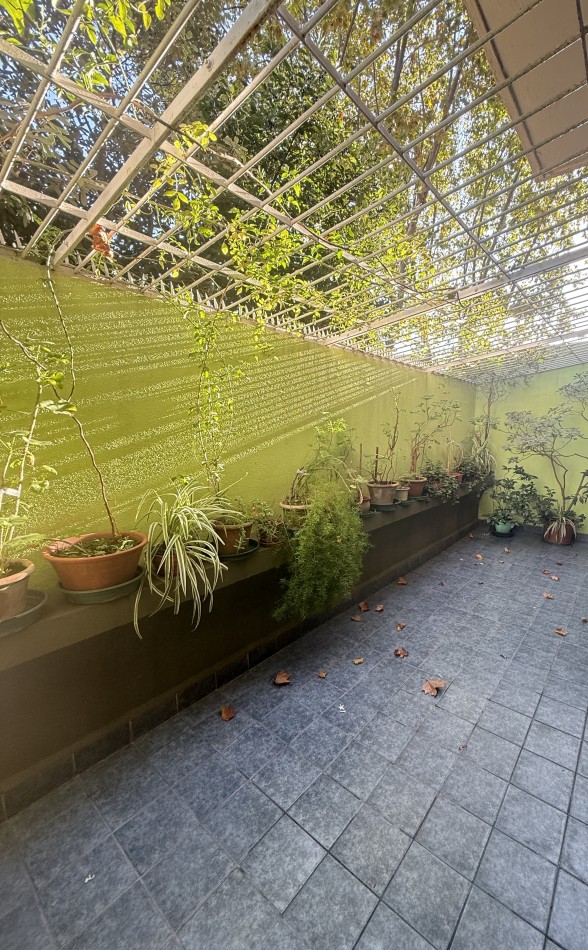 Departamento dos ambientes con cochera cubierta y baulera
