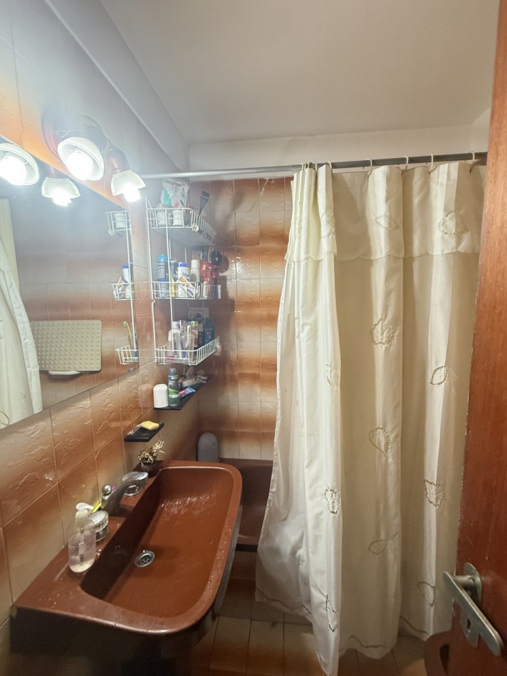 Departamento dos ambientes con cochera cubierta y baulera