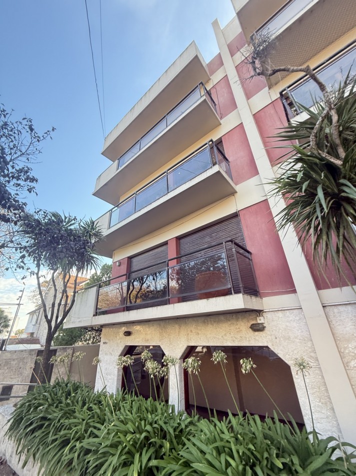 Departamento dos ambientes con cochera cubierta y baulera