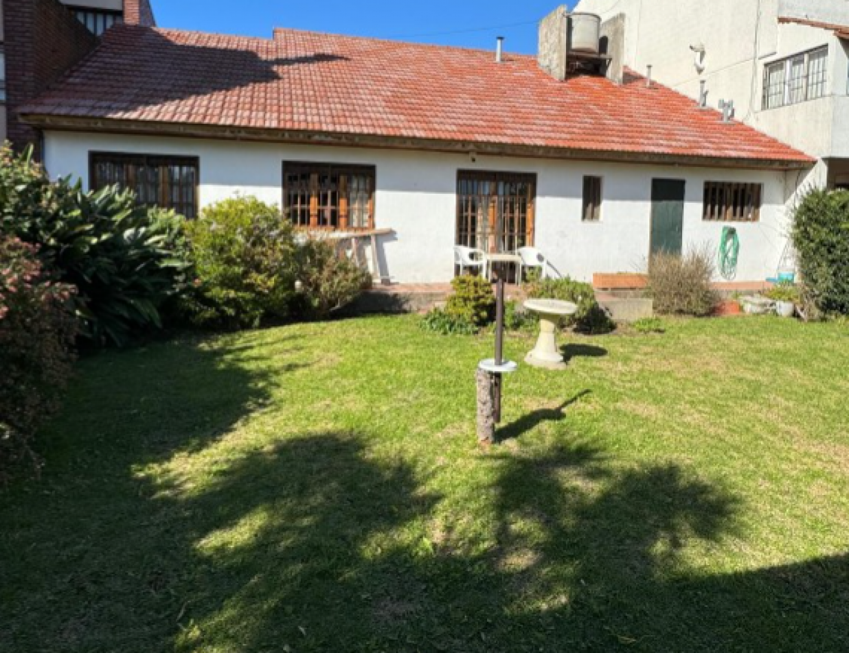 CHAUVIN - HERMOSO CHALET 5 AMBIENTES CON PARQUE Y QUINCHO
