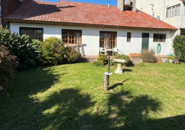 CHAUVIN - HERMOSO CHALET 5 AMBIENTES CON PARQUE Y QUINCHO