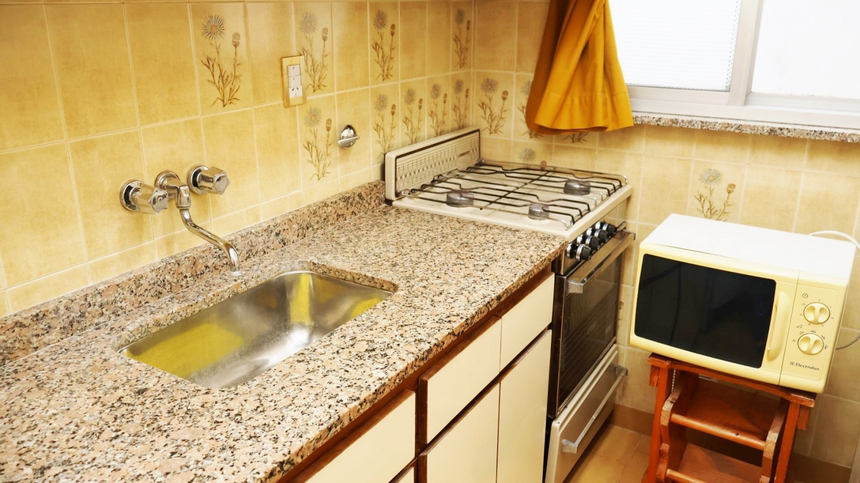 RETASADO: IMPECABLE SEMIPISO 3 AMBIENTES SOBRE PEATONAL SAN MARTIN. OPCION COCHERA 