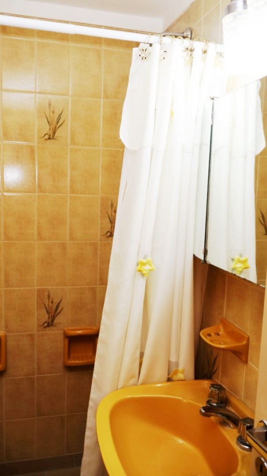 RETASADO: IMPECABLE SEMIPISO 3 AMBIENTES SOBRE PEATONAL SAN MARTIN. OPCION COCHERA 