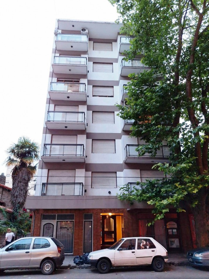 Monoambiente a la calle zona Falucho y Santa Fe.