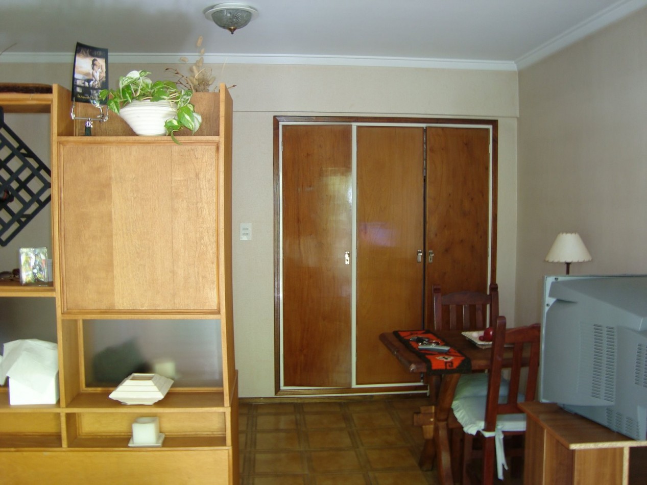 Monoambiente a la calle zona Falucho y Santa Fe.