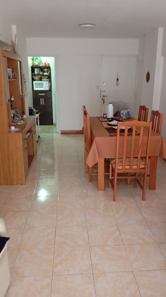 4 ambientes a la calle, 70 m² con espacio de cochera.