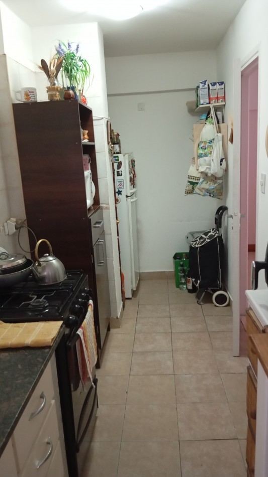 4 ambientes a la calle, 70 m² con espacio de cochera.