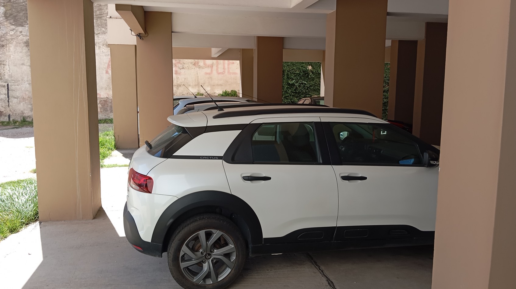 4 ambientes a la calle, 70 m² con espacio de cochera.