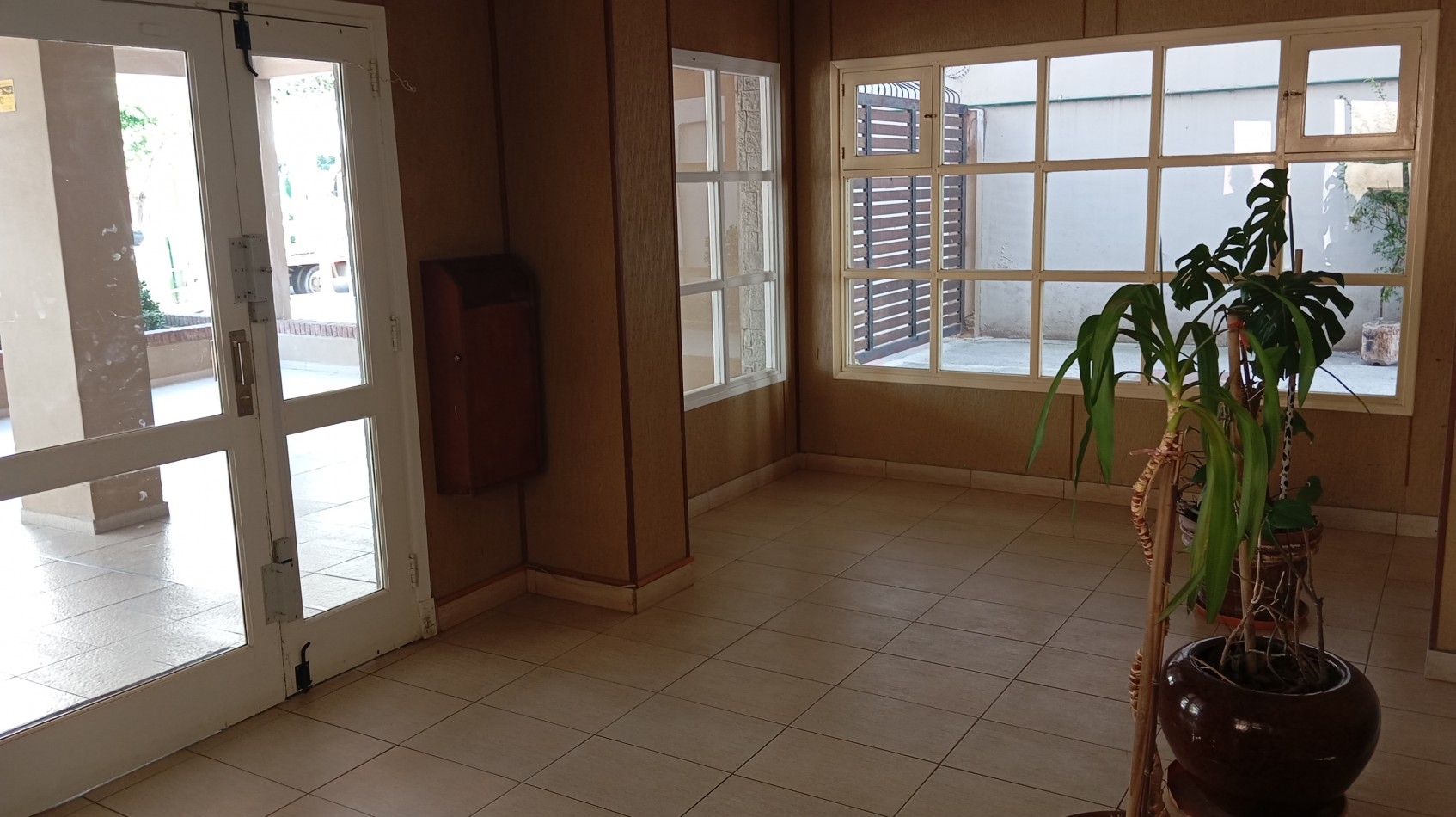 4 ambientes a la calle, 70 m² con espacio de cochera.