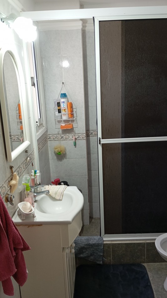 4 ambientes a la calle, 70 m² con espacio de cochera.