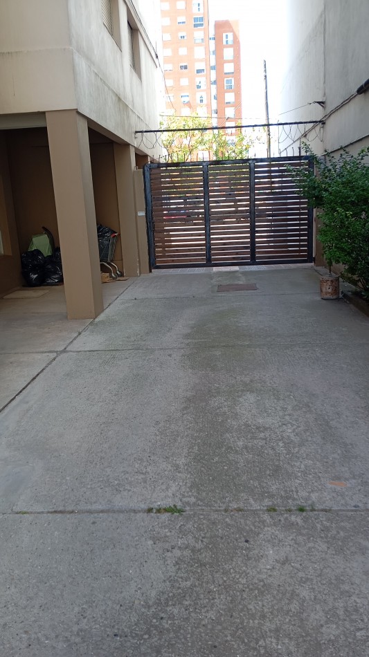 4 ambientes a la calle, 70 m² con espacio de cochera.