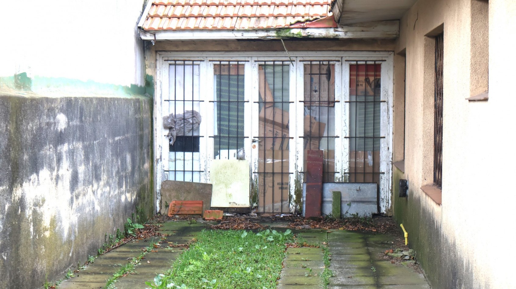 Chalet 4 ambientes a reciclar en Mar del Plata (barrio Caisamar)