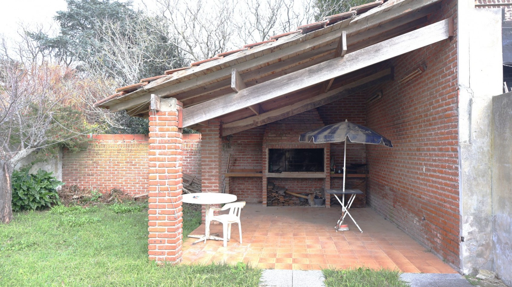 Chalet 4 ambientes a reciclar en Mar del Plata (barrio Caisamar)