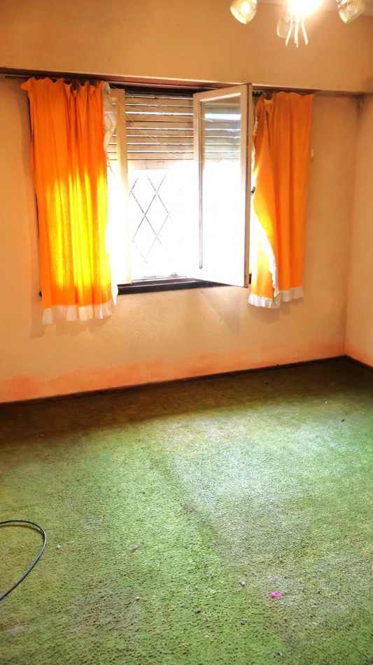 Chalet 4 ambientes a reciclar en Mar del Plata (barrio Caisamar)