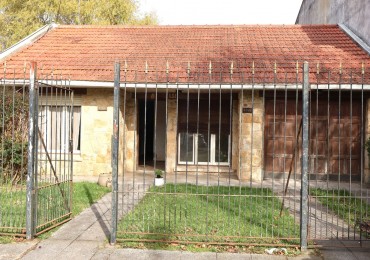 Chalet 4 ambientes a reciclar en Mar del Plata (barrio Caisamar)