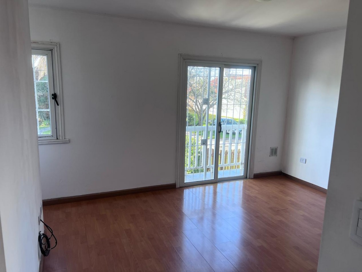 VENTA HERMOSO DUPLEX DE 4 AMBIENTES, ENTRADA D E AUTO Y PARQUE,  ZONA CONSTITUCION