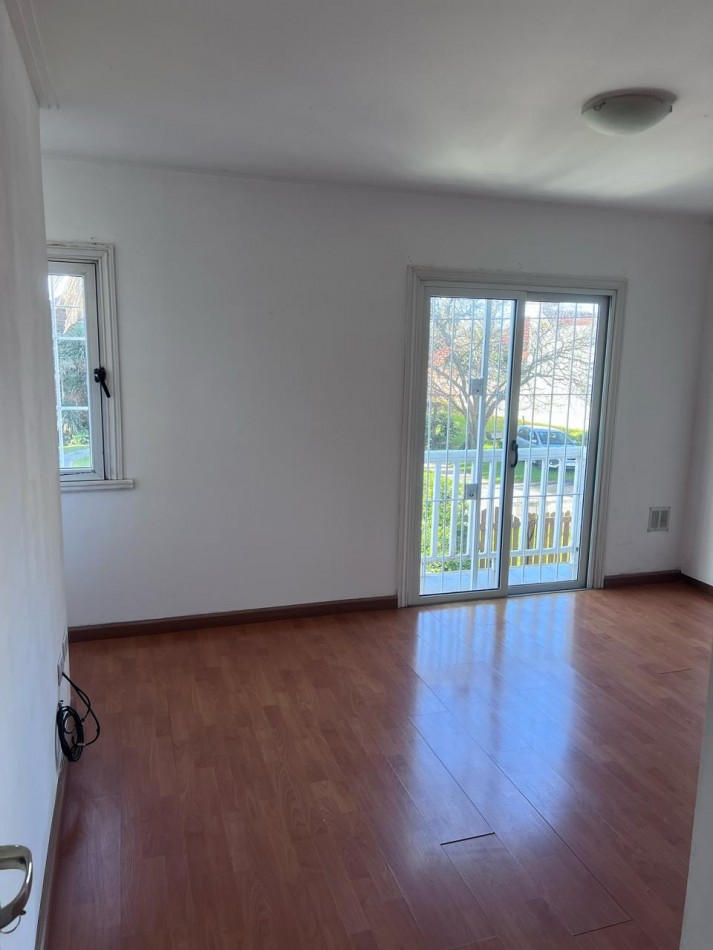 VENTA HERMOSO DUPLEX DE 4 AMBIENTES, ENTRADA D E AUTO Y PARQUE,  ZONA CONSTITUCION