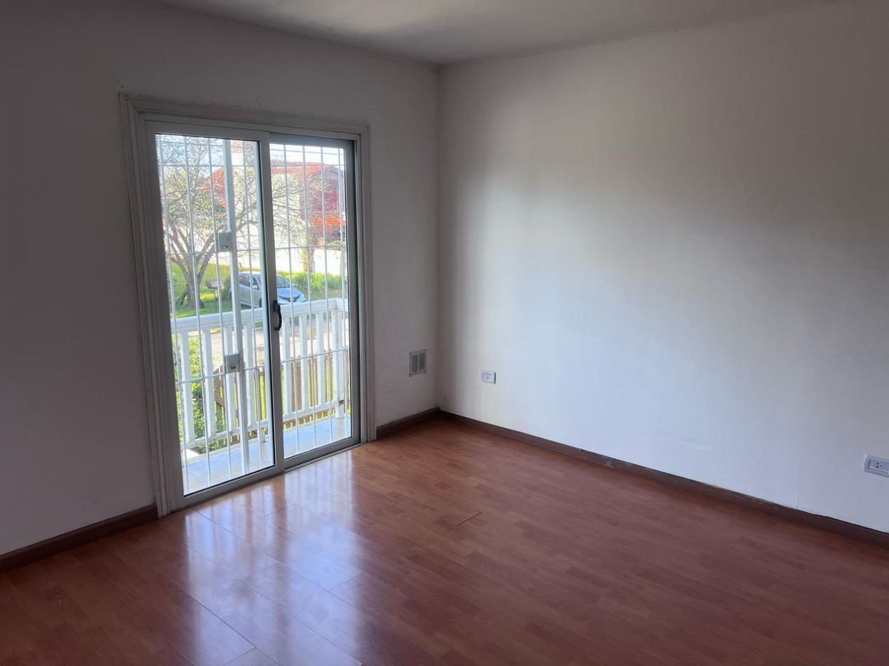 VENTA HERMOSO DUPLEX DE 4 AMBIENTES, ENTRADA D E AUTO Y PARQUE,  ZONA CONSTITUCION