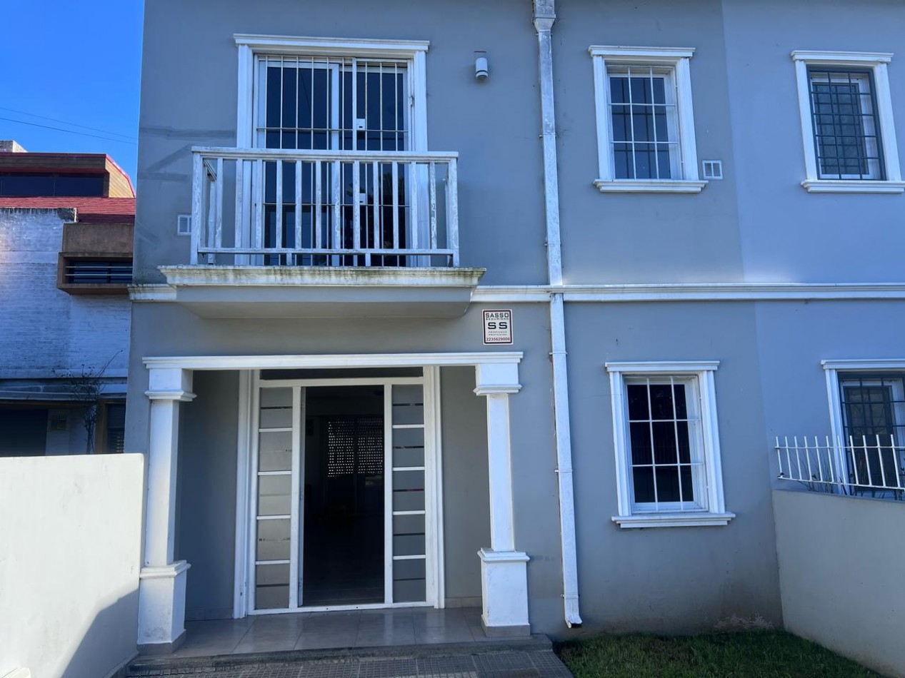 VENTA HERMOSO DUPLEX DE 4 AMBIENTES, ENTRADA D E AUTO Y PARQUE,  ZONA CONSTITUCION