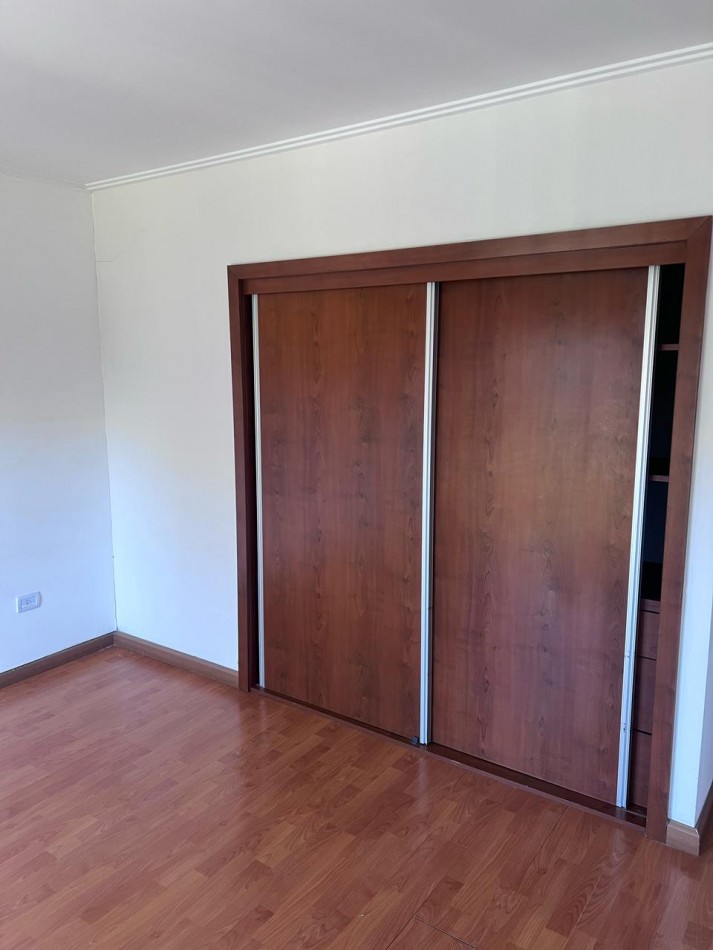 VENTA HERMOSO DUPLEX DE 4 AMBIENTES, ENTRADA D E AUTO Y PARQUE,  ZONA CONSTITUCION