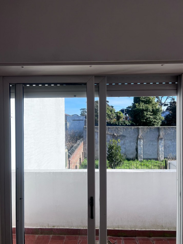 VENTA HERMOSO DUPLEX DE 4 AMBIENTES, ENTRADA D E AUTO Y PARQUE,  ZONA CONSTITUCION