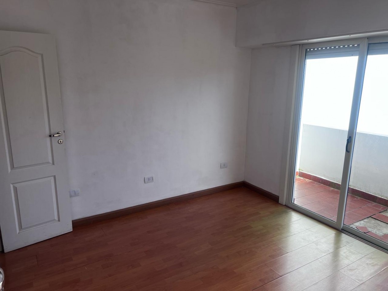VENTA HERMOSO DUPLEX DE 4 AMBIENTES, ENTRADA D E AUTO Y PARQUE,  ZONA CONSTITUCION
