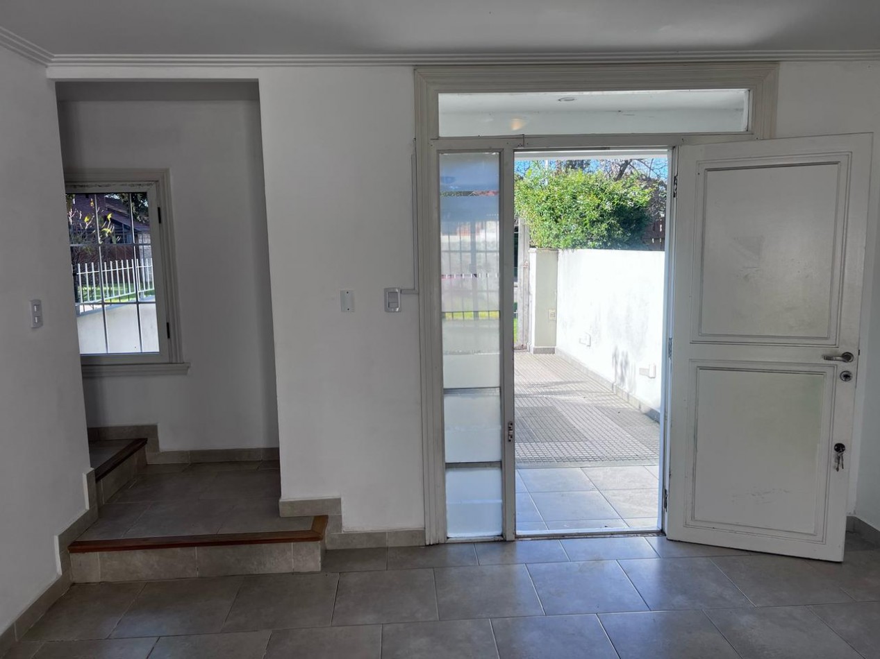 VENTA HERMOSO DUPLEX DE 4 AMBIENTES, ENTRADA D E AUTO Y PARQUE,  ZONA CONSTITUCION