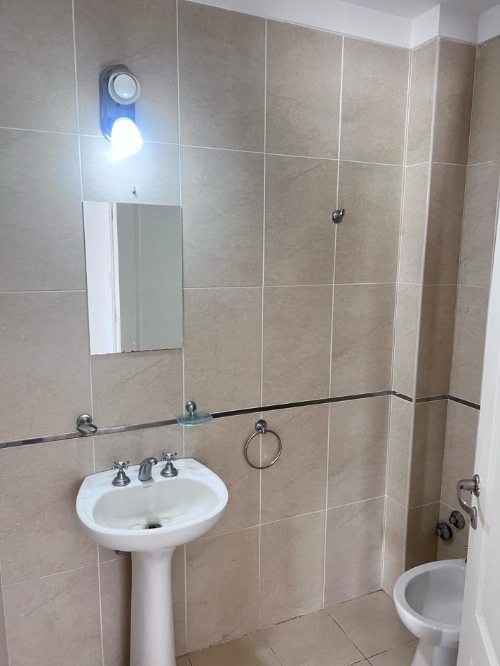 VENTA HERMOSO DUPLEX DE 4 AMBIENTES, ENTRADA D E AUTO Y PARQUE,  ZONA CONSTITUCION