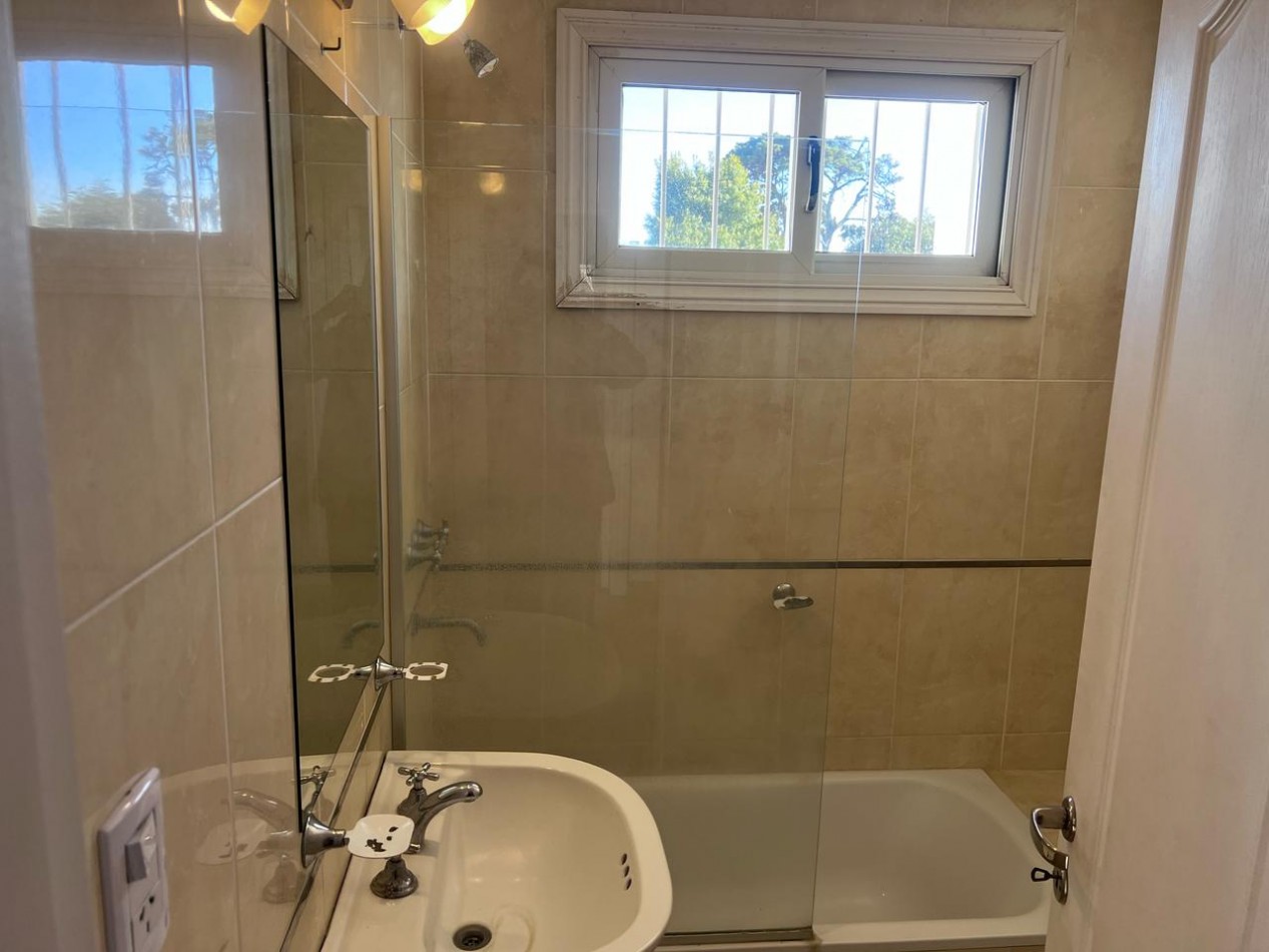 VENTA HERMOSO DUPLEX DE 4 AMBIENTES, ENTRADA D E AUTO Y PARQUE,  ZONA CONSTITUCION