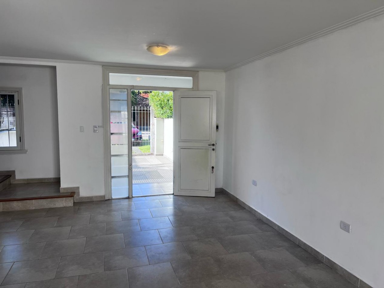 VENTA HERMOSO DUPLEX DE 4 AMBIENTES, ENTRADA D E AUTO Y PARQUE,  ZONA CONSTITUCION