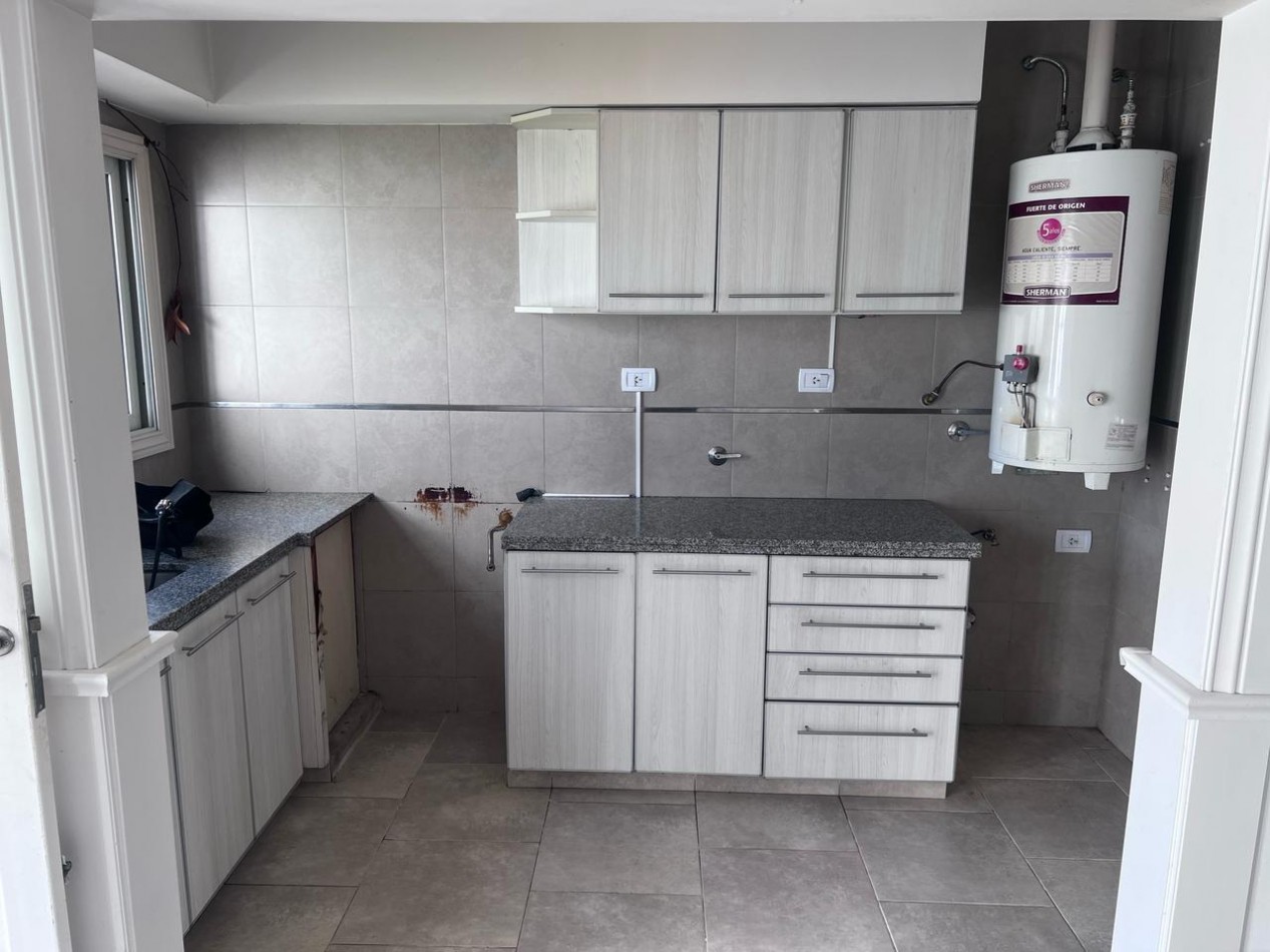 VENTA HERMOSO DUPLEX DE 4 AMBIENTES, ENTRADA D E AUTO Y PARQUE,  ZONA CONSTITUCION