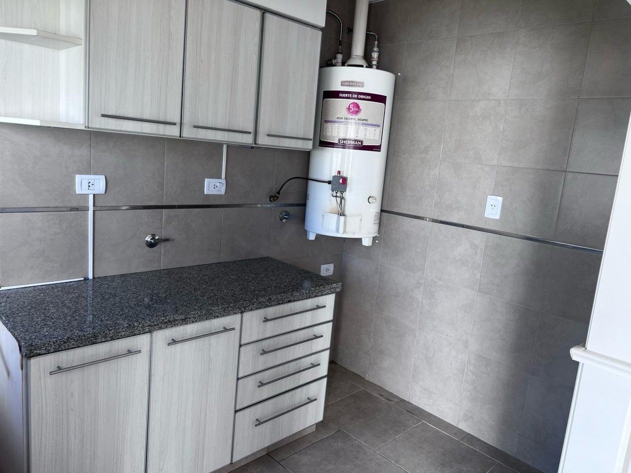 VENTA HERMOSO DUPLEX DE 4 AMBIENTES, ENTRADA D E AUTO Y PARQUE,  ZONA CONSTITUCION